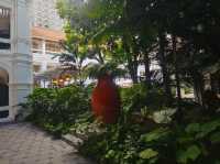 Strolling around the colonial buildings of Raffles Hotel