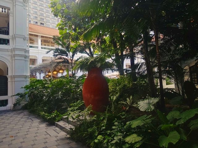 Strolling around the colonial buildings of Raffles Hotel