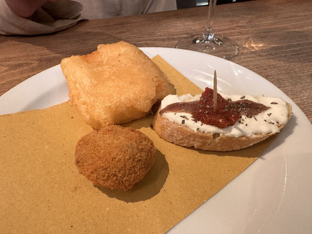 【Bar All’Arco／バル・アルルコ｜ヴェネチアの“地元と観光客が集うバーカロ名店”】