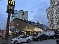 【Batumi McDonald’s／バトゥミ・マクドナルド｜“宇宙船のように光るガラスのシェルター”】
