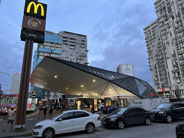 【Batumi McDonald’s／バトゥミ・マクドナルド｜“宇宙船のように光るガラスのシェルター”】