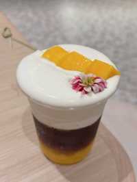 Brew & Bar Pattaya เป็นคาเฟ่และบาร์บรรยากาศสบายๆ 