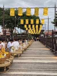 🌅 ใส่บาตรสะพานบุญ รับอรุณสุโขทัย ณ วัดตระพังทอง