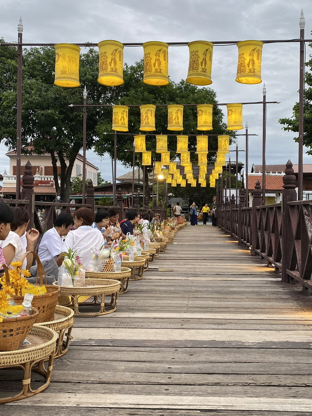 🌅 ใส่บาตรสะพานบุญ รับอรุณสุโขทัย ณ วัดตระพังทอง