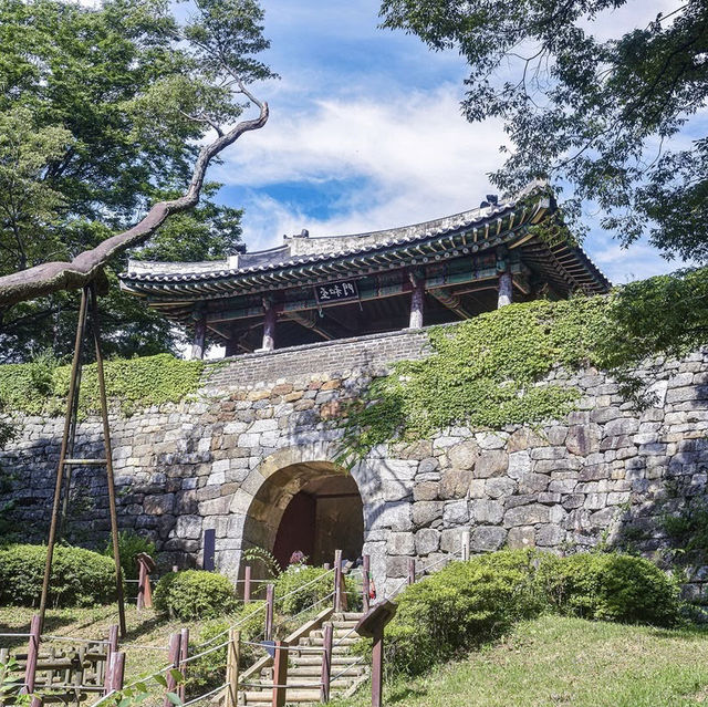 Royal Tombs & Mountain Fortresses: A Historic Day Trip from Seoul with a Creative Twist"** 🏯🎨