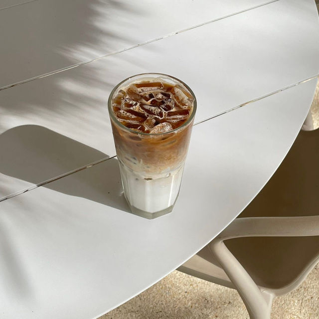 📍 The PlayYard Phuket – คาเฟ่ริมทะเลสไตล์แคมป์ปิ้