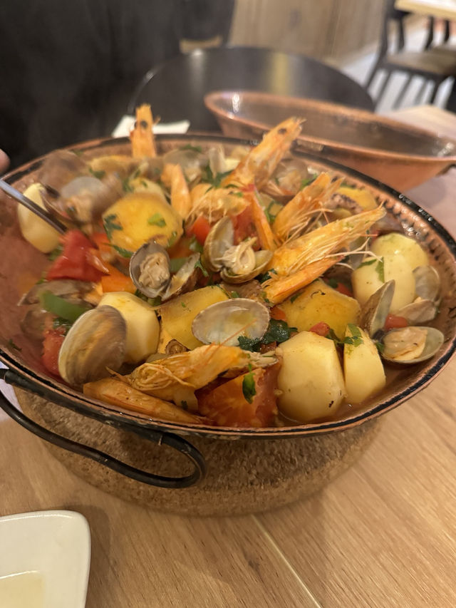 따뜻한 서비스와 바다 맛이 흐르는 레스토랑 – Cantinho