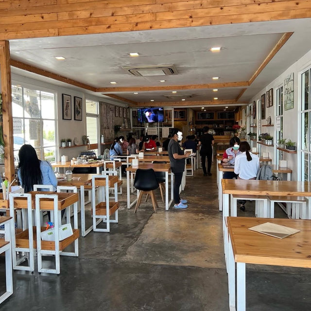 シラチャにある地元の常連さんも多く訪れるお店🇹🇭