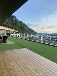 พักผ่อนบนเกาะสวรรค์ที่ Phi Phi Cliff Beach Resort