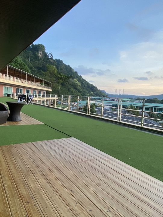 พักผ่อนบนเกาะสวรรค์ที่ Phi Phi Cliff Beach Resort