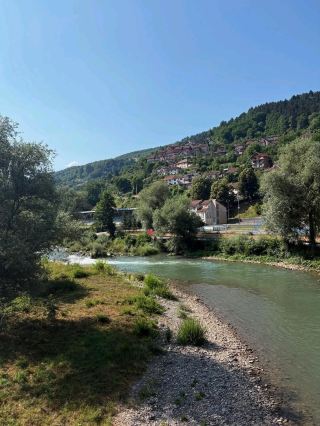 フォチャ：魅力的な川沿いの町を発見