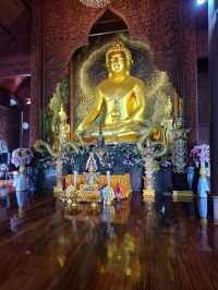พระประธานสีทองอร่าม ในโบสถ์ไม้สัก