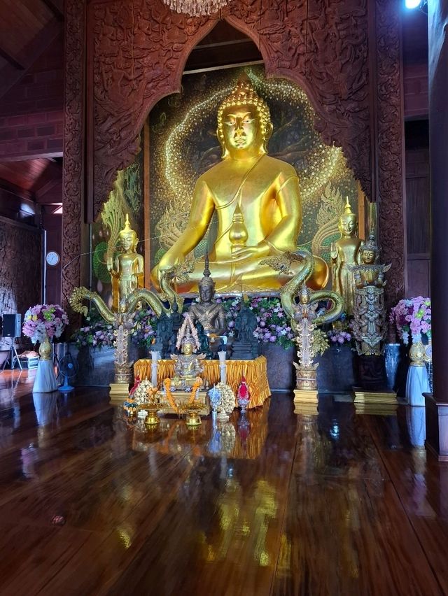 พระประธานสีทองอร่าม ในโบสถ์ไม้สัก
