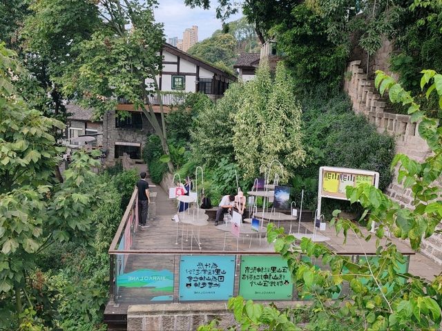 Encountering Xiahaoli: The Charm of Slope and Steps at Entrance No. 3