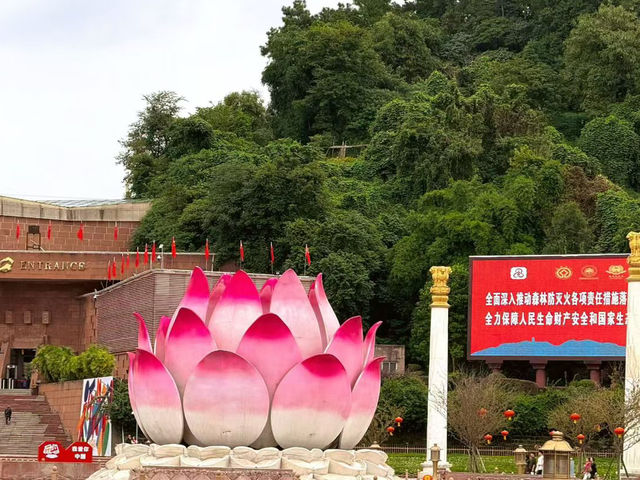 🗿 Leshan Giant Buddha Entrance: Where Stone Giants Meet Vibrant Street Life! 🎪