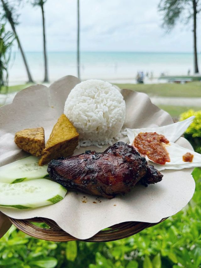 it’s a favorite among tourists looking for a clean, comfortable alternative to street food.