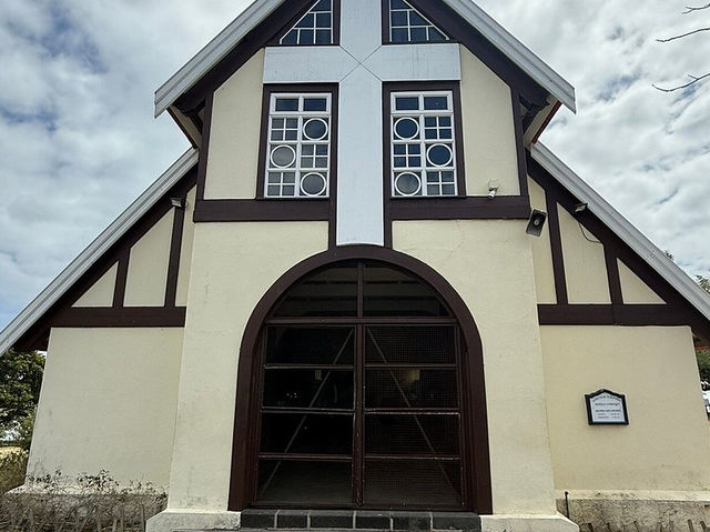 Notre Dame Auxiliatrice - Bright colors and a picturesque view of Mauritius 