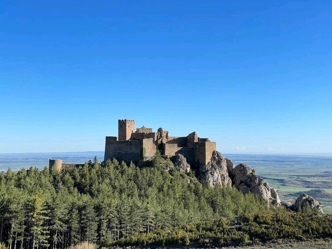 สำรวจห้องโถงโบราณและชมวิวอันตระการตาที่ Castillo de Loarre