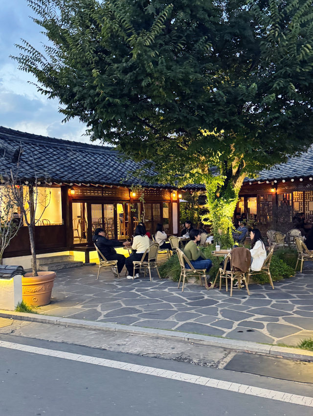 🌸 황리단길 감성 산책 — 한옥과 카페가 어우러진 경주의 포토 스팟 여행 🌸 황리단길 감성 산책 — 한옥과 카페가 어우러진 경주의 포토 스팟 여행