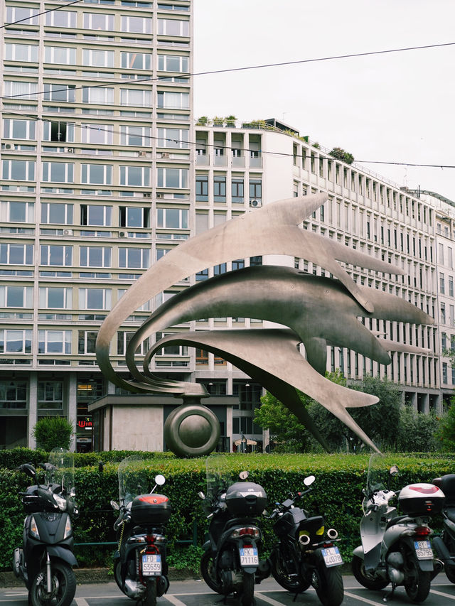 🚌 Milan: Busy Streets with Easy Transport