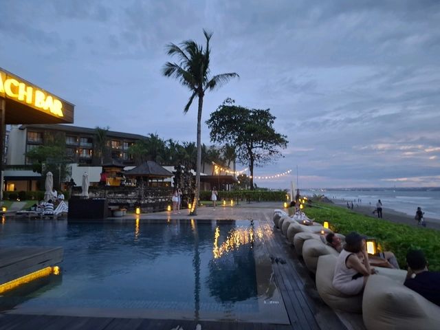 在水明漾的海岸線上,Alila Seminyak 的海邊酒吧是一個讓人自動慢下來的地方。 在水明漾的海岸線上,Alila Seminyak 的海邊酒吧是一個讓人自動慢下來的地方。