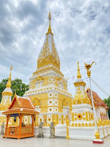 街の中心部にある黄金に輝く仏塔に参拝。 | Trip.com ムアンマハー