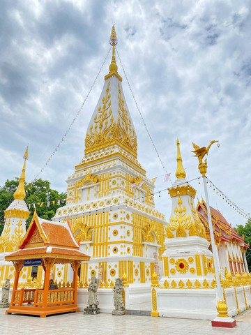 街の中心部にある黄金に輝く仏塔に参拝。 | Trip.com ムアンマハー