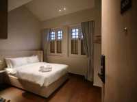 Guests consistently praise the exceptionally comfortable beds, crisp linens, and strong air-condi