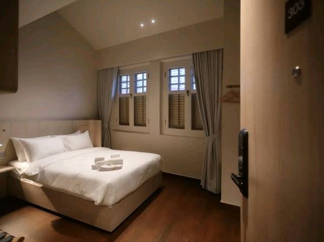 Guests consistently praise the exceptionally comfortable beds, crisp linens, and strong air-condi