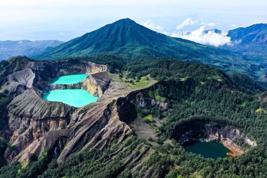 🌋 Kelimutu: The Tri-Colored Crater Lakes of Flores!