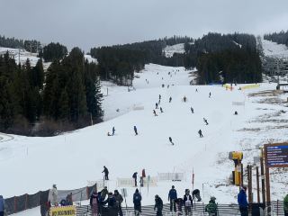 布雷肯里奇：一段難忘的山間時光

布雷肯里奇彷彿是寧靜小鎮與巍峨山脈完美交融之地。街道散發著科羅拉多州特有的古樸魅力——木質店鋪、溫馨的咖啡館，以及熙熙攘攘的人群，讓整個小鎮充滿活力。小鎮上方，滑雪場綿延在寬闊的雪坡上，從輕鬆滑行到刺激的高速滑行，應有盡有。纜車將您送至視野開闊的觀景點，層層疊疊的白色山峰彷彿綿延無盡。

前往布雷肯里奇的路途便捷且風景如畫。從丹佛出發，沿著70號州際公路向西行駛，穿過山脈，然後轉入9號公路直達小鎮。隨著道路蜿蜒而上，空氣變得清新，布雷肯里奇便映入眼簾，靜靜地坐落在十英里山脈腳下——這座小鎮雖小，卻蘊藏著大山般的活力。