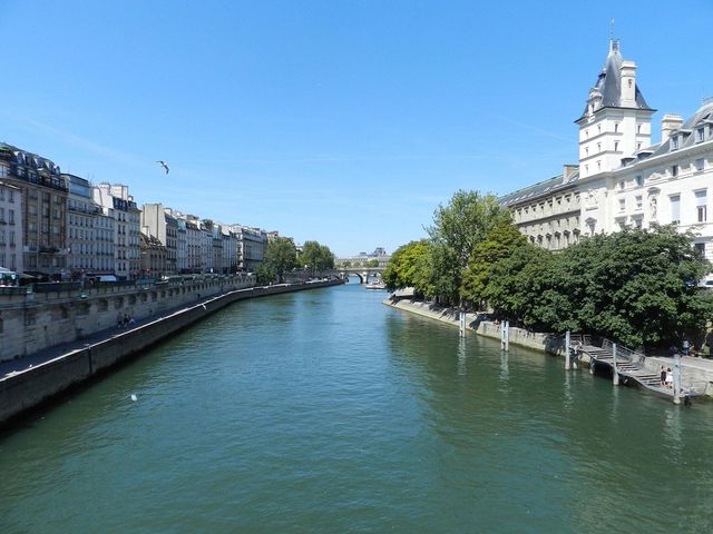 Discovering the Eiffel Tower