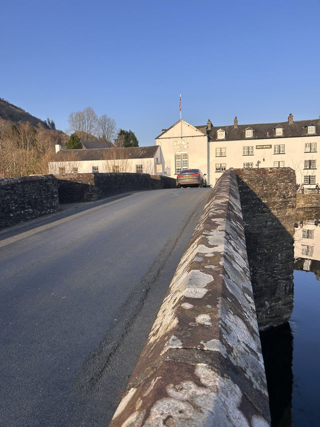 The bridge at the bottom of the lake 