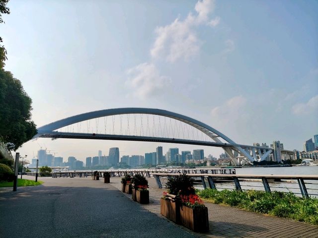 상하이 엑스포 공원: 황푸강과 노을이 어우러진 도심 속 힐링 🌇🌿🏙️