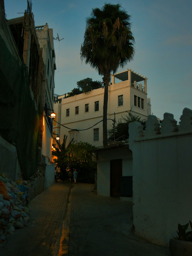 색채의 기둥 사이를 걷는 신전의 아침 🌞