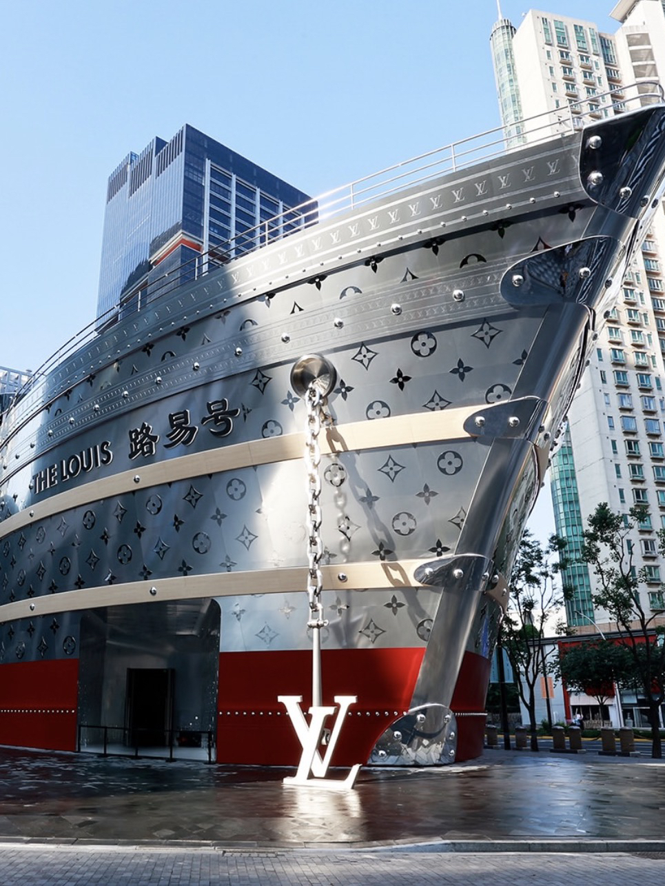 An Evening in Shanghai: A cool roundup of spots for a stylish stroll 🌃
1️⃣ Start — The LV Louis Vuitton Ship, an iconic spot where everyone snaps a photo against the luxurious display.
📍 Address: Shanghai, 南京西路789号 (789 Nanjing West Road, HKRI Taikoo Hui).
🚇 Subway: Jing'an Temple Station, Exit 2.
💸 Price: Free admission.
2️⃣ Next Door — The legendary Starbucks Reserve Roastery, the largest Starbucks in China, featuring an in-house roastery, rare coffee beans, and stylish souvenirs.
📍 Address: 789 Nanjing West Road, HKRI Taikoo Hui.
🚇 Subway: Jing'an Temple Station.
💸 Price: Coffee starts at 40 RMB.
3️⃣ Up Next — Gentle Monster (IFC Mall), a spot familiar to trendy Shanghai locals—futuristic eyewear and installations, perfect for IG stories.
📍 Address: IFC Mall 1F, 8 Century Ave, Pudong.
🚇 Subway: Lujiazui Station, Exit 6.
💸 Price: Free admission, glasses start at 2,000 RMB.
4️⃣ The Finale — Dinner at No.3 Warehouse, blending technology and gastronomy in an epic interior.
📍 Address: 4th Floor, A29, New World City, 2-68 West Nanjing Road.
🚇 Subway: West Nanjing Road Station, Exit 4.
💸 Price: Average cost is 250-450 RMB.
💡 Pro Tip: All locations are located right by subway lines, so skip the taxis to save time—your evening will be dynamic and action-packed.
