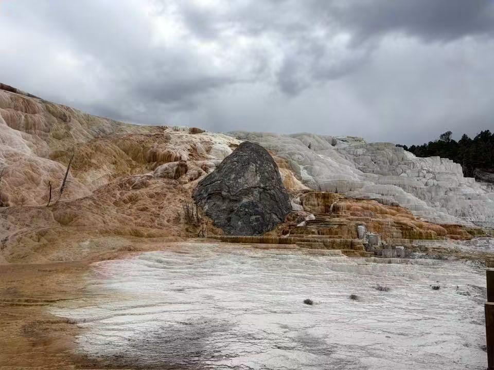 Mammoth Hot Springs Terraces: Yellowstone’s Surreal Wonder 😱✨