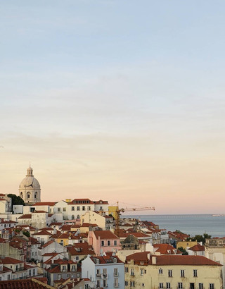 A small corner of Lisbon with a view that makes you want to stay a little longer. 🌸🇵🇹