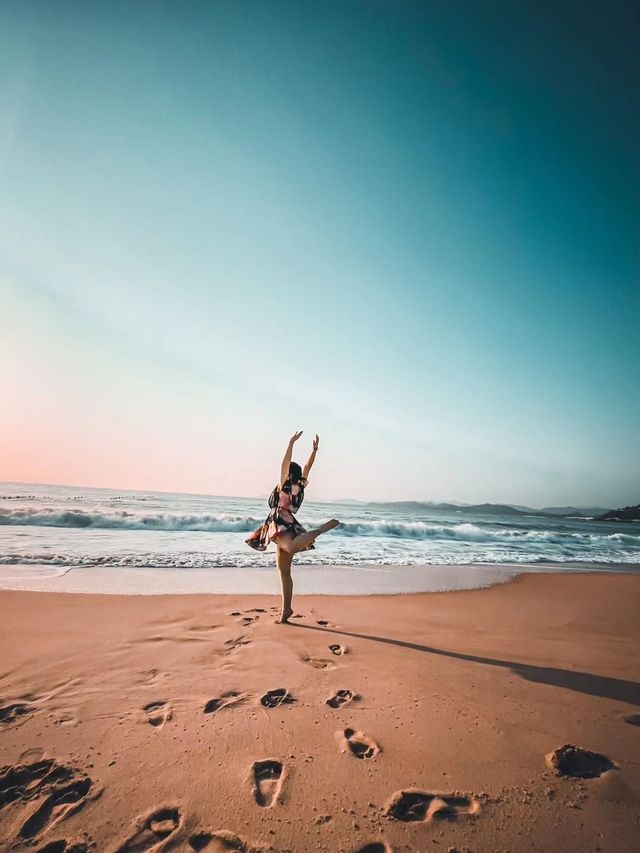 Stunning beach sunrise in Shenzhen, China😍