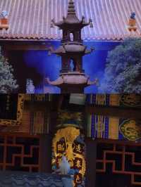 “入門不見寺，十里聽松風