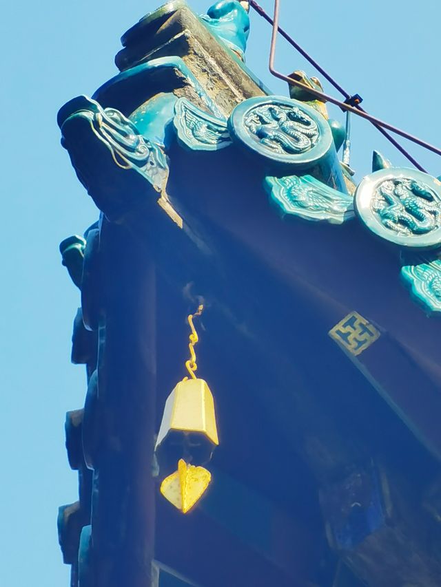 毛月色的城隍廟，琉璃覆蓋，飛簷四出
