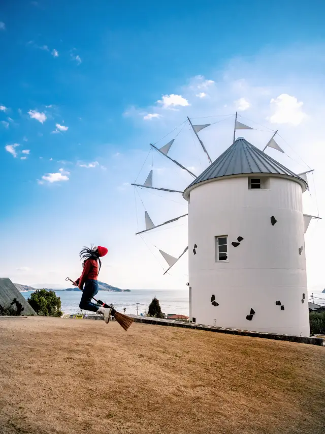 I'm flying on a broom in the Olive Park on Shodoshima in Takamatsu!