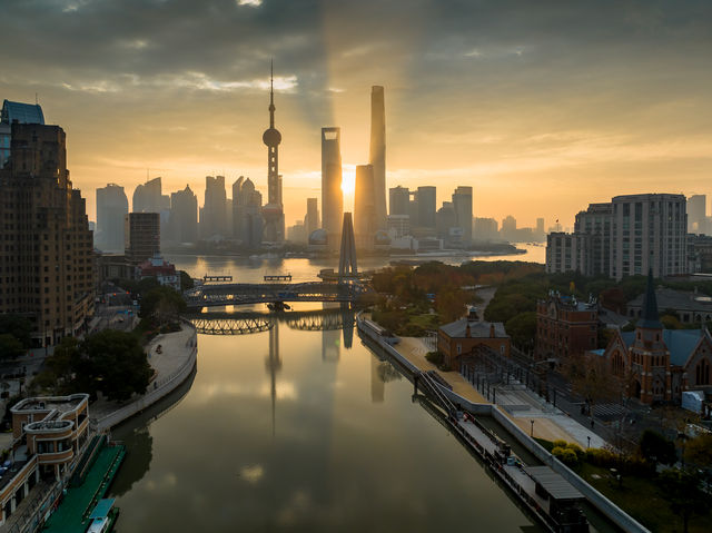 Upon the Suzhou River, the Shanghai Suning Bellagio Hotel with an exceptional view.