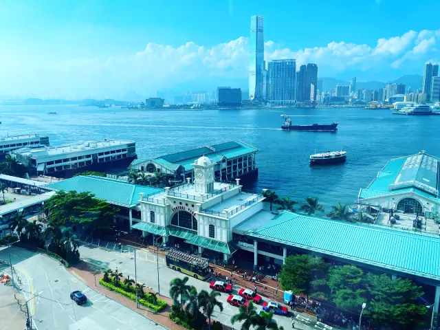 The must-visit seaside Ferris wheel in Hong Kong, for a full view of Victoria Harbour!! Super awesome