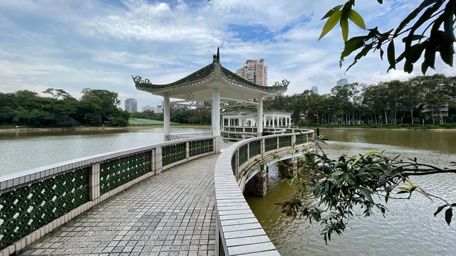 雙影成趣的天河公園湖心亭與湖邊亭