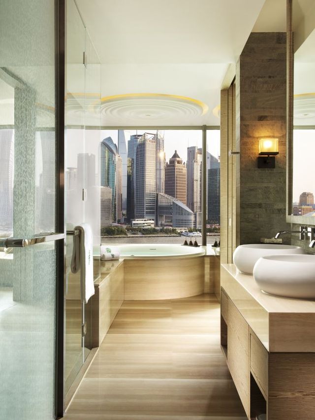 🌟 Shanghai Splendors: Banyan Tree's Riverside Retreat 🌉