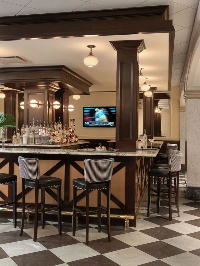 🌟 Davenport Delights: Chic Stays at Hotel Blackhawk 🌟