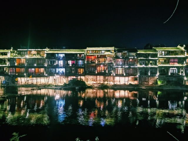 Caching Foenix Feathers: Night Walk through The Fenghuang Ancient City