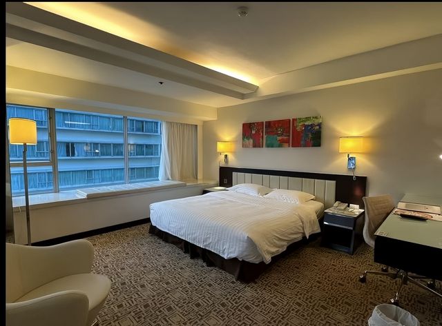 香港高性價比酒店推薦:舒適河景房與便捷交通的完美結合。