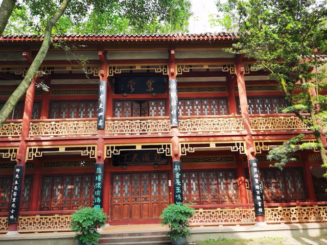 江油李白紀念館 地址: 李白紀念館位於四川省江油市北郊昌明河畔,到了江油市區可乘坐公共交通工具或的士前往。